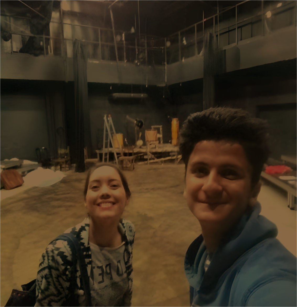 Davi e colega de trabalho no cenário